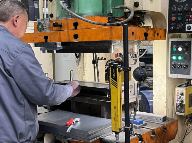 Workshop workers are operating machines Workshop workers are operating machines